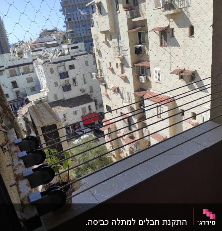 חוטי כביסה עם גלגלות על מרפסת